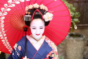 Dress as a Maiko in a Japanese Garden Photoshoot in Kyoto – Kimono Rental Maiko