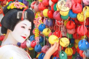 Kyoto Maiko Makeover – Dress Up and Walk as a Maiko in Studio Yumekoubou
